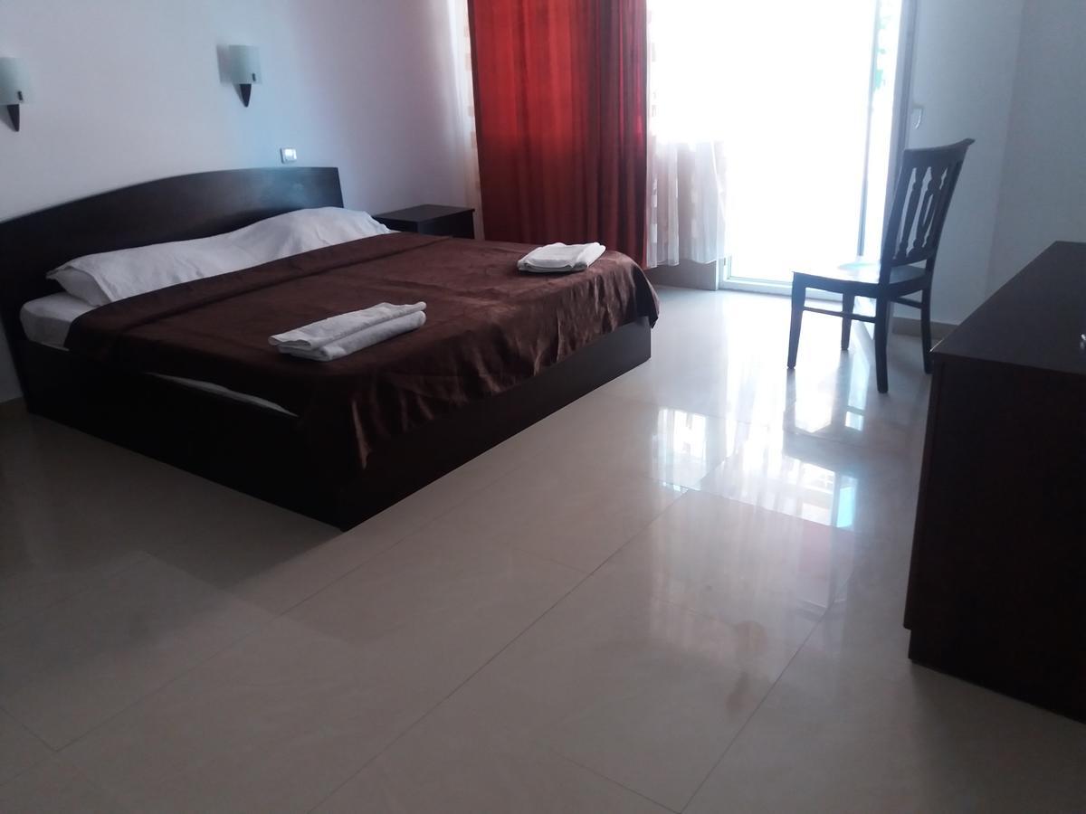 Hotel Prestige คอสติเนช ภายนอก รูปภาพ
