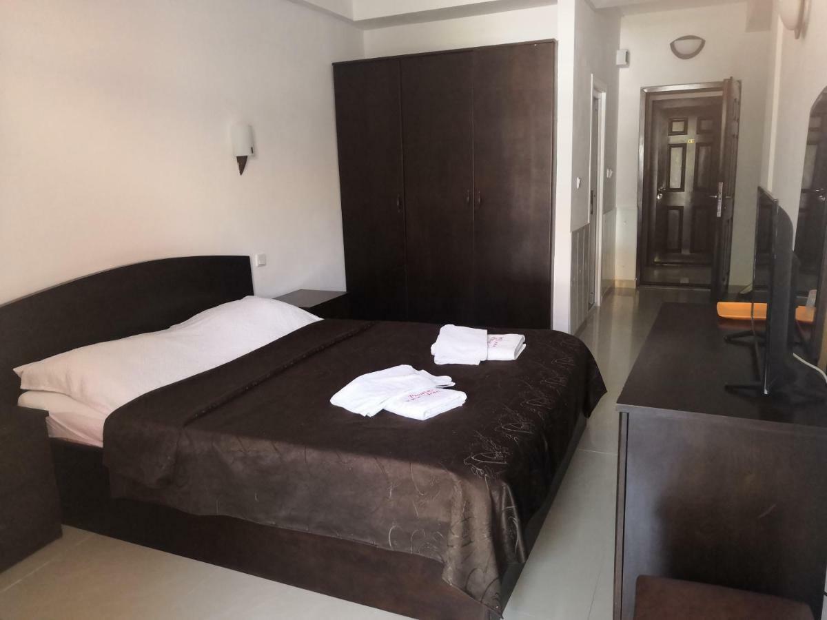 Hotel Prestige คอสติเนช ภายนอก รูปภาพ